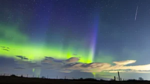 Lyrid meteor shower 2026 peak tonight shooting stars in night sky