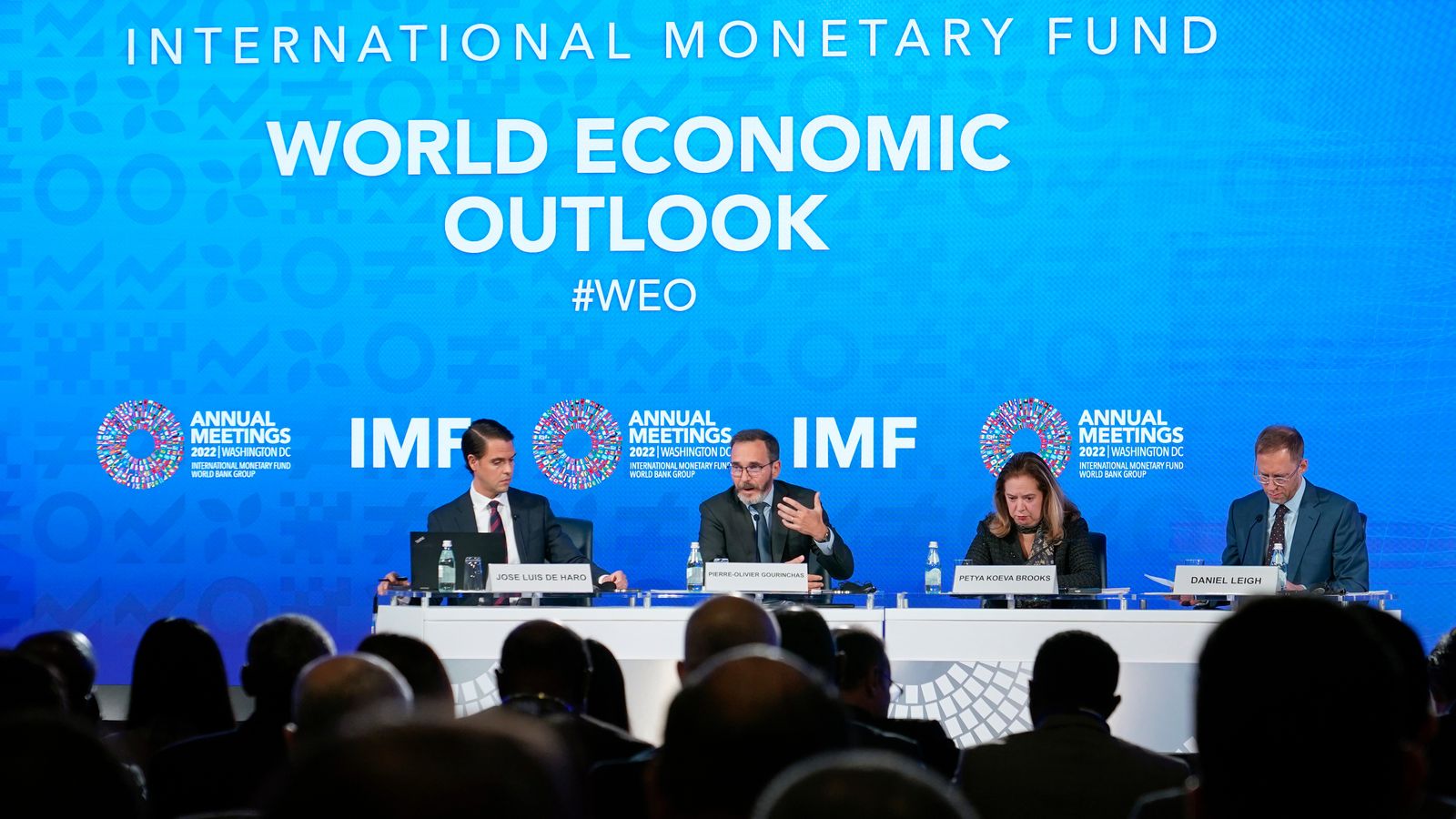 IMF global growth forecast cut to 2.5 percent due to inflation and rising oil prices